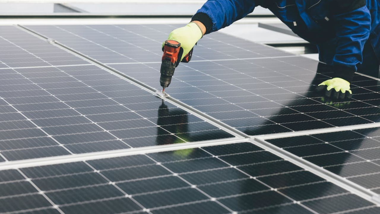 Can solar panels be installed on metal roofs in 2023? Codebinxprime